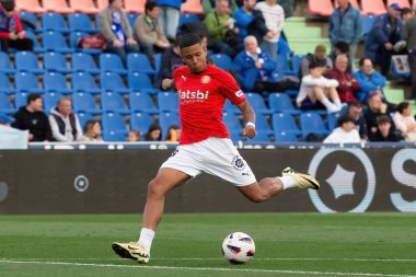 Madrid, İspanya - 16 Mart 2024: Getafe FC ile Girona FC arasında oynanan lig maçı Madrid 'de oynandı. Top Savio Moreira 'da. Profesyonel lig. Futbolcular.