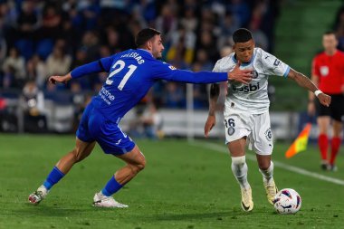 Madrid, İspanya - 16 Mart 2024: Getafe FC ile Girona FC arasında oynanan lig maçı Madrid 'de oynandı. Top Savio Moreira 'da. Profesyonel lig. Futbolcular.