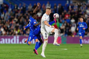 Madrid, İspanya - 16 Mart 2024: Getafe FC ile Girona FC arasında oynanan lig maçı Madrid 'de oynandı. Viktor Tsygankov topu aldı. Profesyonel lig. Futbolcular.