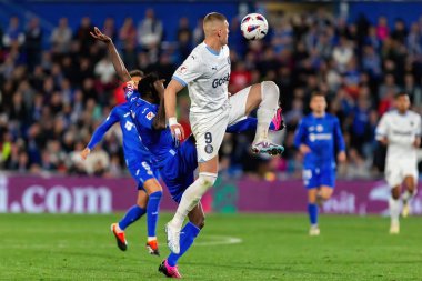 Madrid, İspanya - 16 Mart 2024: Getafe FC ile Girona FC arasında oynanan lig maçı Madrid 'de oynandı. Viktor Tsygankov topu aldı. Profesyonel lig. Futbolcular.