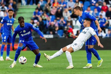 Madrid, İspanya - 16 Mart 2024: Getafe FC ile Girona FC arasında oynanan lig maçı Madrid 'de oynandı. Yan Couto topu aldı. Profesyonel lig. Futbolcular.