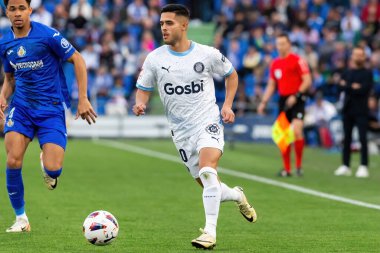 Madrid, İspanya - 16 Mart 2024: Getafe FC ile Girona FC arasında oynanan lig maçı Madrid 'de oynandı. Yan Couto topu aldı. Profesyonel lig. Futbolcular.