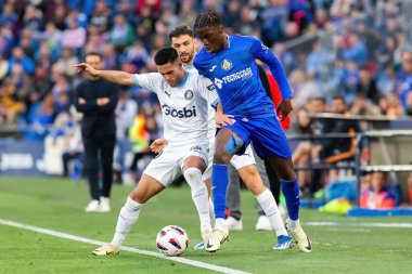 Madrid, İspanya - 16 Mart 2024: Getafe FC ile Girona FC arasında oynanan lig maçı Madrid 'de oynandı. Yan Couto topu aldı. Profesyonel lig. Futbolcular.
