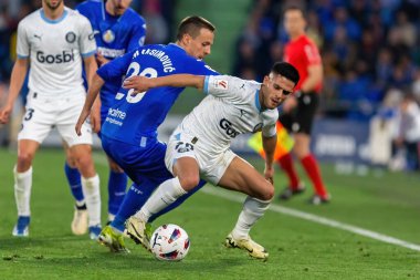 Madrid, İspanya - 16 Mart 2024: Getafe FC ile Girona FC arasında oynanan lig maçı Madrid 'de oynandı. Yan Couto topu aldı. Profesyonel lig. Futbolcular.