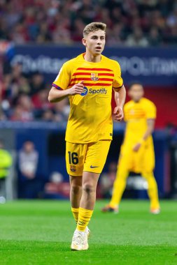 Madrid, İspanya - 17 Mart 2024: Madrid 'de Atletico de Madrid ile Barcelona FC arasında oynanan lig maçı. Top Fermin Lopez 'de. Futbolcular.