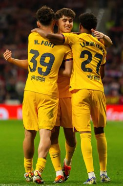 Madrid, İspanya - 17 Mart 2024: Madrid 'de Atletico de Madrid ile Barcelona FC arasında oynanan lig maçı. Lamine Yamal, Cubar ve Hector Fort Barcelona 'nın yeni nesli. Genç oyuncular.