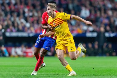 Madrid, İspanya - 17 Mart 2024: Madrid 'de Atletico de Madrid ile Barcelona FC arasında oynanan lig maçı. Top Fermin Lopez 'de. Futbolcular.