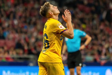 Madrid, İspanya - 17 Mart 2024: Madrid 'de Atletico de Madrid ile Barcelona FC arasında oynanan lig maçı. Top Fermin Lopez 'de. Futbolcular.