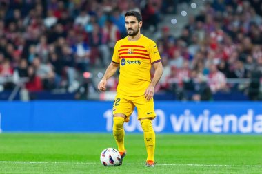 Madrid, İspanya - 17 Mart 2024: Madrid 'de Atletico de Madrid ile Barcelona FC arasında oynanan lig maçı. Top Ilkay Gundogan 'da. Futbolcular.