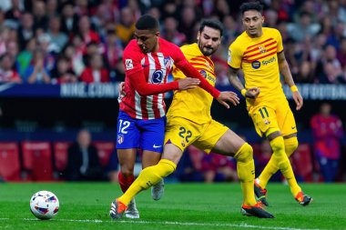 Madrid, İspanya - 17 Mart 2024: Madrid 'de Atletico de Madrid ile Barcelona FC arasında oynanan lig maçı. Top Ilkay Gundogan 'da. Futbolcular.