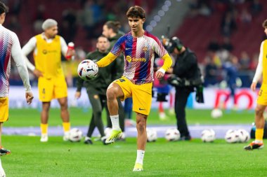 Madrid, İspanya - 17 Mart 2024: Madrid 'de Atletico de Madrid ile Barcelona FC arasında oynanan lig maçı. Joao Felix topu aldı. Futbolcular.