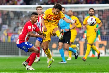 Madrid, İspanya - 17 Mart 2024: Madrid 'de Atletico de Madrid ile Barcelona FC arasında oynanan lig maçı. Joao Felix topu aldı. Futbolcular.