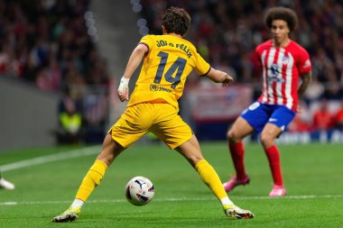 Madrid, İspanya - 17 Mart 2024: Madrid 'de Atletico de Madrid ile Barcelona FC arasında oynanan lig maçı. Joao Felix topu aldı. Futbolcular.