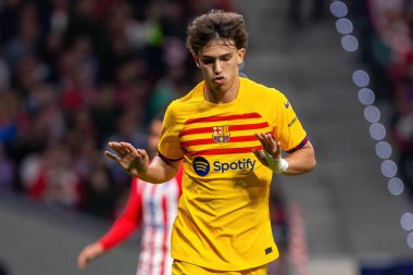 Madrid, İspanya - 17 Mart 2024: Madrid 'de Atletico de Madrid ile Barcelona FC arasında oynanan lig maçı. Joao Felix topu aldı. Futbolcular.