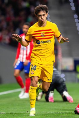 Madrid, İspanya - 17 Mart 2024: Madrid 'de Atletico de Madrid ile Barcelona FC arasında oynanan lig maçı. Joao Felix topu aldı. Futbolcular.