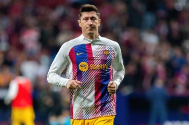 Madrid, İspanya - 17 Mart 2024: Madrid 'de Atletico de Madrid ile Barcelona FC arasında oynanan lig maçı. Top Robert Lewandowski 'de. Futbolcular.