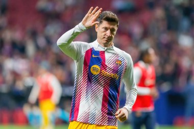 Madrid, İspanya - 17 Mart 2024: Madrid 'de Atletico de Madrid ile Barcelona FC arasında oynanan lig maçı. Top Robert Lewandowski 'de. Futbolcular.