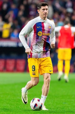Madrid, İspanya - 17 Mart 2024: Madrid 'de Atletico de Madrid ile Barcelona FC arasında oynanan lig maçı. Top Robert Lewandowski 'de. Futbolcular.
