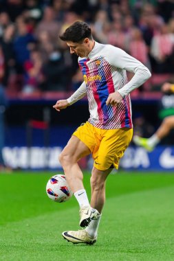 Madrid, İspanya - 17 Mart 2024: Madrid 'de Atletico de Madrid ile Barcelona FC arasında oynanan lig maçı. Top Robert Lewandowski 'de. Futbolcular.