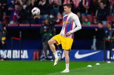 Madrid, İspanya - 17 Mart 2024: Madrid 'de Atletico de Madrid ile Barcelona FC arasında oynanan lig maçı. Top Robert Lewandowski 'de. Futbolcular.