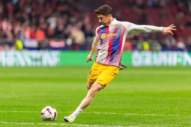 Madrid, İspanya - 17 Mart 2024: Madrid 'de Atletico de Madrid ile Barcelona FC arasında oynanan lig maçı. Top Robert Lewandowski 'de. Futbolcular.