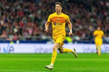 Madrid, İspanya - 17 Mart 2024: Madrid 'de Atletico de Madrid ile Barcelona FC arasında oynanan lig maçı. Top Robert Lewandowski 'de. Futbolcular.
