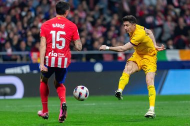 Madrid, İspanya - 17 Mart 2024: Madrid 'de Atletico de Madrid ile Barcelona FC arasında oynanan lig maçı. Top Robert Lewandowski 'de. Futbolcular.