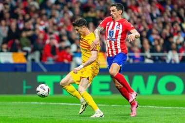 Madrid, İspanya - 17 Mart 2024: Madrid 'de Atletico de Madrid ile Barcelona FC arasında oynanan lig maçı. Top Robert Lewandowski 'de. Futbolcular.