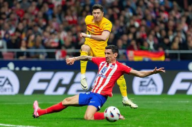 Madrid, İspanya - 17 Mart 2024: Madrid 'de Atletico de Madrid ile Barcelona FC arasında oynanan lig maçı. Top Robert Lewandowski 'de. Futbolcular.