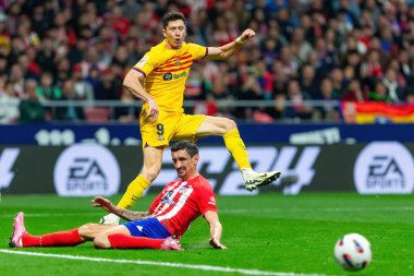 Madrid, İspanya - 17 Mart 2024: Madrid 'de Atletico de Madrid ile Barcelona FC arasında oynanan lig maçı. Top Robert Lewandowski 'de. Futbolcular.