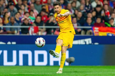 Madrid, İspanya - 17 Mart 2024: Madrid 'de Atletico de Madrid ile Barcelona FC arasında oynanan lig maçı. Top Robert Lewandowski 'de. Futbolcular.