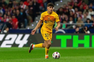 Madrid, İspanya - 17 Mart 2024: Madrid 'de Atletico de Madrid ile Barcelona FC arasında oynanan lig maçı. Top Pau Cubar 'da. Futbolcular.