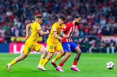 Madrid, İspanya - 17 Mart 2024: Madrid 'de Atletico de Madrid ile Barcelona FC arasında oynanan lig maçı. Top Pau Cubar 'da. Futbolcular.