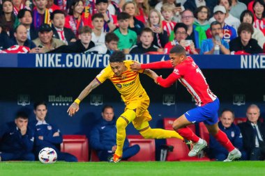 Madrid, İspanya - 17 Mart 2024: Madrid 'de Atletico de Madrid ile Barcelona FC arasında oynanan lig maçı. Raphinha topu aldı. Futbolcular.