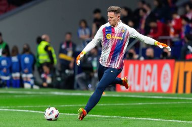 Madrid, İspanya - 17 Mart 2024: Madrid 'de Atletico de Madrid ile Barcelona FC arasında oynanan lig maçı. Top Ter Stegen 'da. Futbol kalecisi..