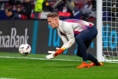 Madrid, İspanya - 17 Mart 2024: Madrid 'de Atletico de Madrid ile Barcelona FC arasında oynanan lig maçı. Top Ter Stegen 'da. Futbol kalecisi..