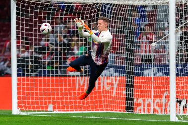 Madrid, İspanya - 17 Mart 2024: Madrid 'de Atletico de Madrid ile Barcelona FC arasında oynanan lig maçı. Top Ter Stegen 'da. Futbol kalecisi..