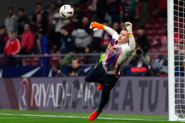 Madrid, İspanya - 17 Mart 2024: Madrid 'de Atletico de Madrid ile Barcelona FC arasında oynanan lig maçı. Top Ter Stegen 'da. Futbol kalecisi..