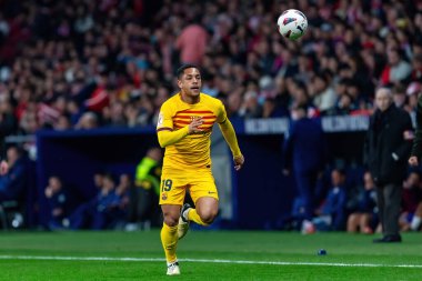 Madrid, İspanya - 17 Mart 2024: Madrid 'de Atletico de Madrid ile Barcelona FC arasında oynanan lig maçı. Top Vitor Roque 'da. Futbolcular.