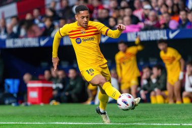Madrid, İspanya - 17 Mart 2024: Madrid 'de Atletico de Madrid ile Barcelona FC arasında oynanan lig maçı. Top Vitor Roque 'da. Futbolcular.
