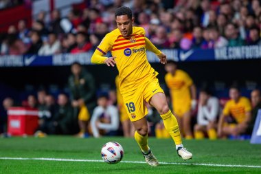 Madrid, İspanya - 17 Mart 2024: Madrid 'de Atletico de Madrid ile Barcelona FC arasında oynanan lig maçı. Top Vitor Roque 'da. Futbolcular.