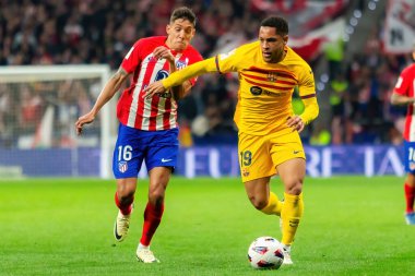 Madrid, İspanya - 17 Mart 2024: Madrid 'de Atletico de Madrid ile Barcelona FC arasında oynanan lig maçı. Top Vitor Roque 'da. Futbolcular.