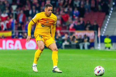 Madrid, İspanya - 17 Mart 2024: Madrid 'de Atletico de Madrid ile Barcelona FC arasında oynanan lig maçı. Top Vitor Roque 'da. Futbolcular.