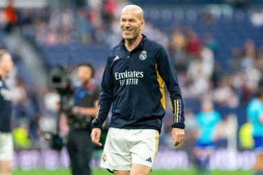 Madrid, İspanya - 23 Mart 2024: Santiago Bernabeu 'da Real Madrid Leyendaa ve Porto Vintage arasında dayanışma maçı. Zidane Real Madrid 'e dönüyor. Zidane beyazlar içinde. Topla Ziz.