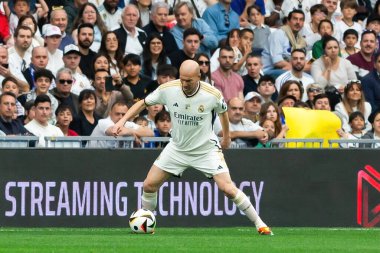 Madrid, İspanya - 23 Mart 2024: Santiago Bernabeu 'da Real Madrid Leyendaa ve Porto Vintage arasında dayanışma maçı. Zidane Real Madrid 'e dönüyor. Zidane beyazlar içinde. Topla Ziz.