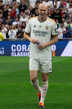 Madrid, İspanya - 23 Mart 2024: Santiago Bernabeu 'da Real Madrid Leyendaa ve Porto Vintage arasında dayanışma maçı. Zidane Real Madrid 'e dönüyor. Zidane beyazlar içinde. Topla Ziz.