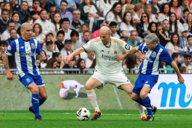 Madrid, İspanya - 23 Mart 2024: Santiago Bernabeu 'da Real Madrid Leyendaa ve Porto Vintage arasında dayanışma maçı. Zidane Real Madrid 'e dönüyor. Zidane beyazlar içinde. Topla Ziz.