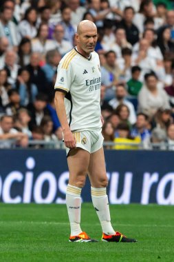 Madrid, İspanya - 23 Mart 2024: Santiago Bernabeu 'da Real Madrid Leyendaa ve Porto Vintage arasında dayanışma maçı. Zidane Real Madrid 'e dönüyor. Zidane beyazlar içinde. Topla Ziz.