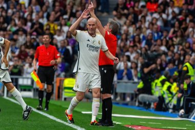 Madrid, İspanya - 23 Mart 2024: Santiago Bernabeu 'da Real Madrid Leyendaa ve Porto Vintage arasında dayanışma maçı. Zidane Real Madrid 'e dönüyor. Zidane beyazlar içinde. Topla Ziz.