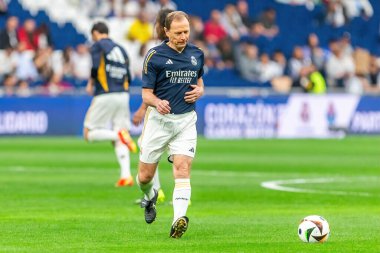 Madrid, İspanya - 23 Mart 2024: Santiago Bernabeu 'da Real Madrid Leyendaa ve Porto Vintage arasında dayanışma maçı. Emilio Butrageo sahada futbol oynuyor. Top Butrageo 'da